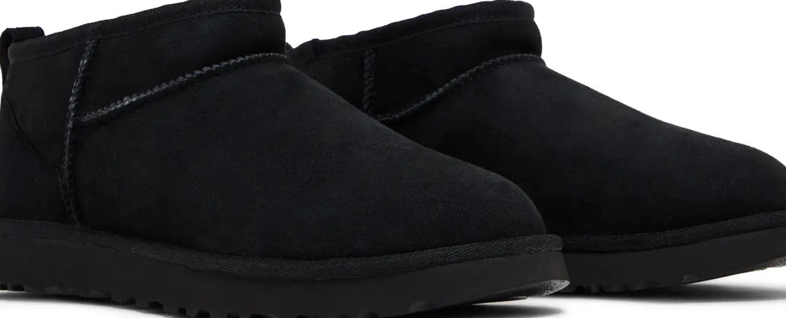 Classic W Ultra Black UGG Mini 0715